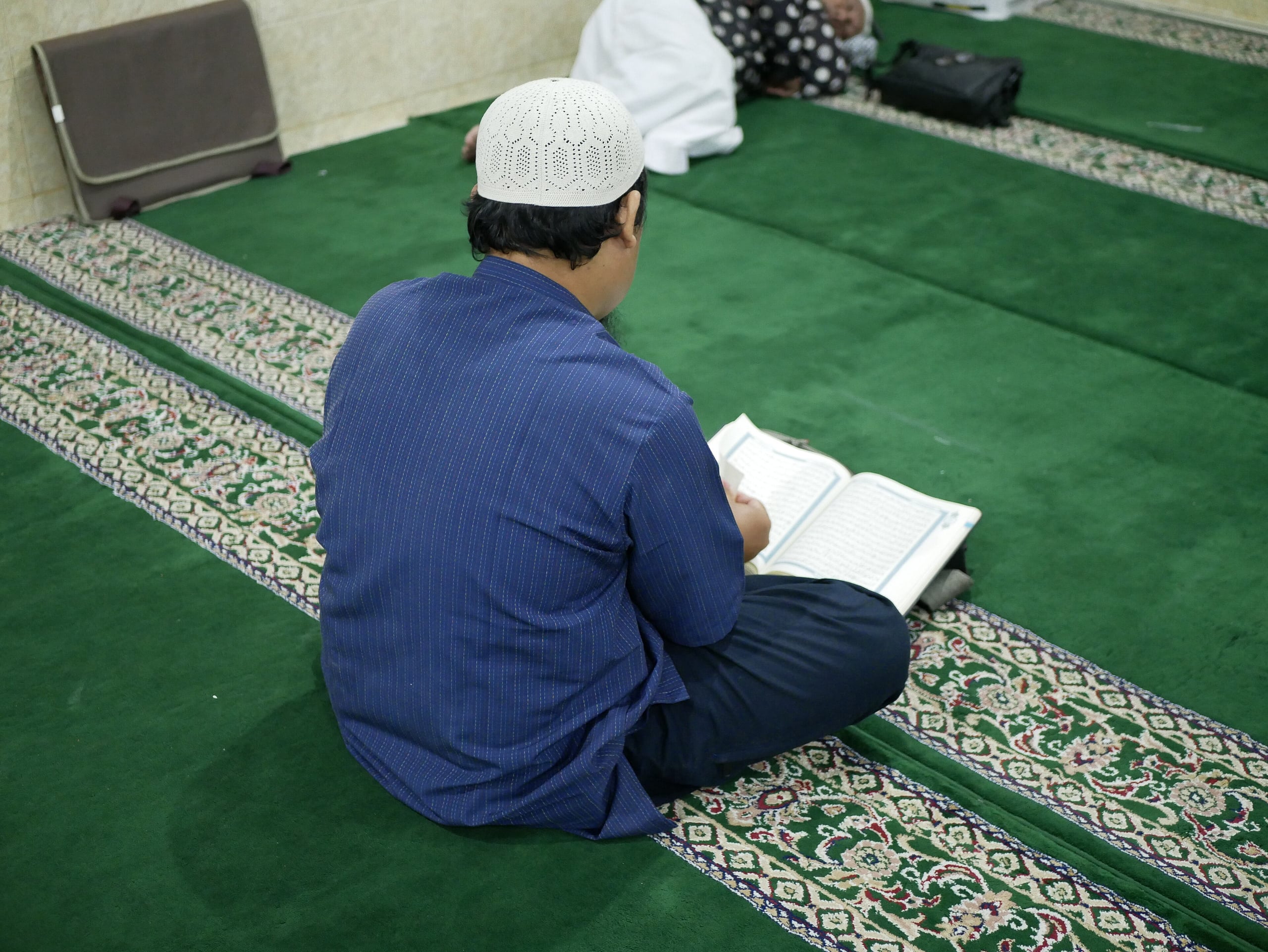 Camide Kur'an okuyan bir kişi